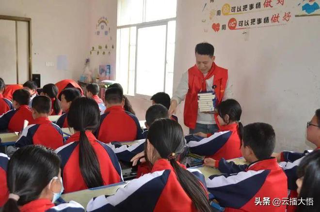 PG电子平台武汉爱心人士向大悟县新城镇中心小学捐赠150台电扇(图2)