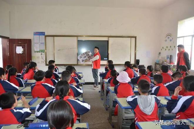 PG电子平台武汉爱心人士向大悟县新城镇中心小学捐赠150台电扇(图3)
