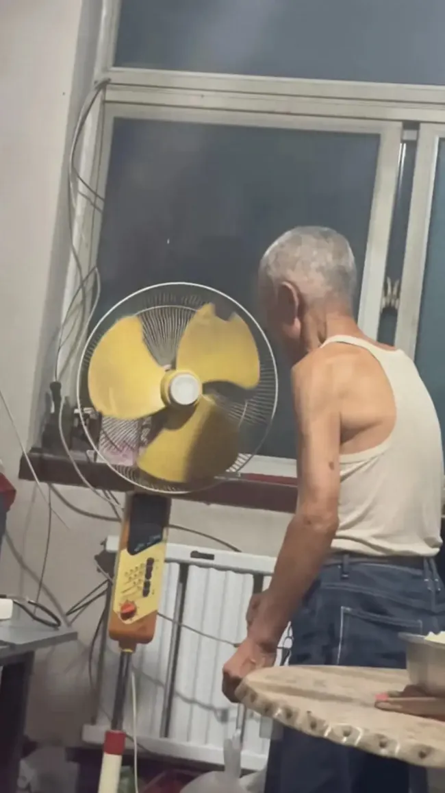 PG电子平台爷爷的电扇正确打开方式靠“扒拉”老风扇的正确打开方式