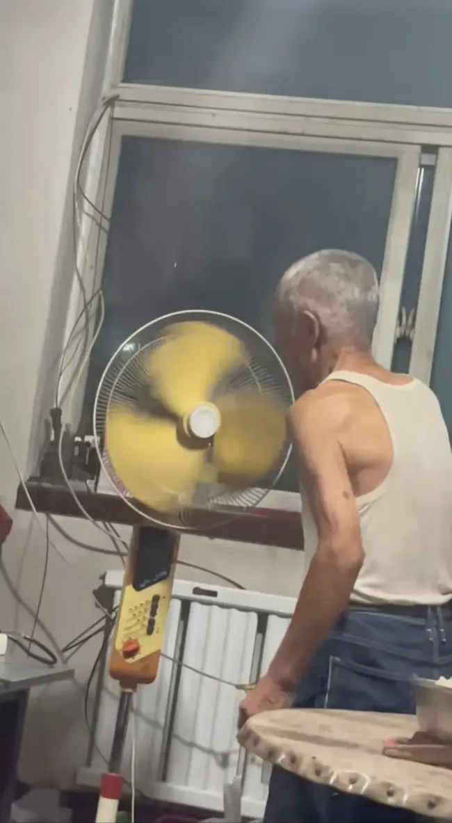 PG电子平台爷爷的电扇正确打开方式靠“扒拉”老风扇的正确打开方式(图2)