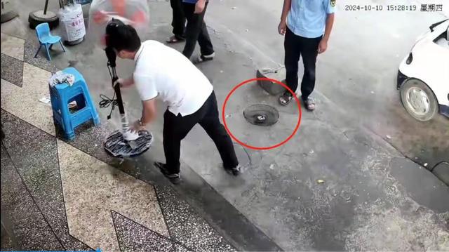 PG电子网站城管砸烂小商户风扇当地综合管理局：非城中区执法人员(图1)