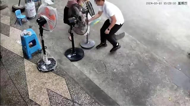 PG电子网站城管砸烂小商户风扇当地综合管理局：非城中区执法人员(图3)