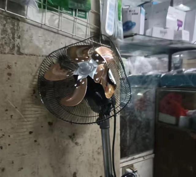 PG电子网站城管砸烂小商户风扇当地综合管理局：非城中区执法人员(图2)