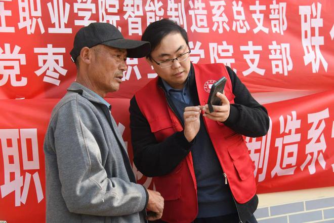 枣庄市职业学院到店子镇开展家电修理下乡志愿服务活动(图2)