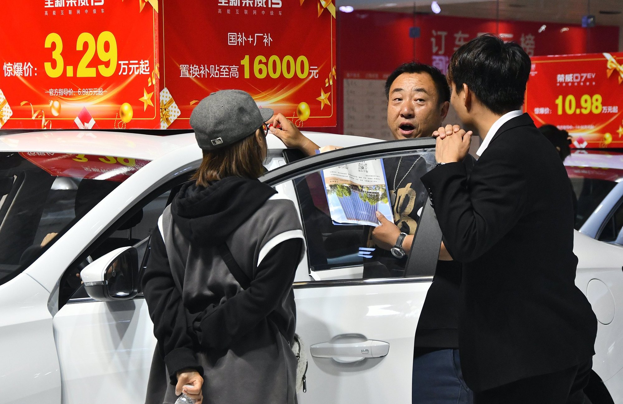 2025中国经济关键词丨“大力提振消费”位列明年重点工作首位“两新”政策将加力扩围(图2)