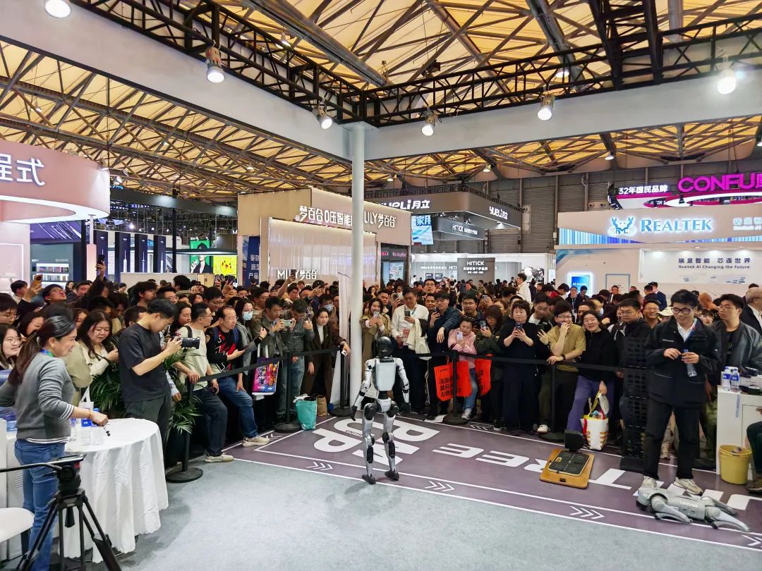 PG平台【实探】展会人潮涌向人形机器人AI家电批量上新！(图3)