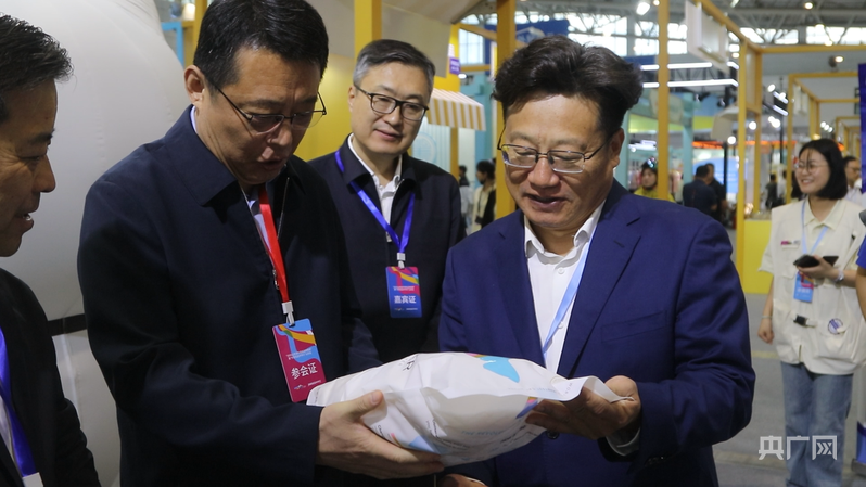 PG电子平台记者逛展丨2025山东省外贸优品购物季：“它”经济引领消费新潮流(图3)