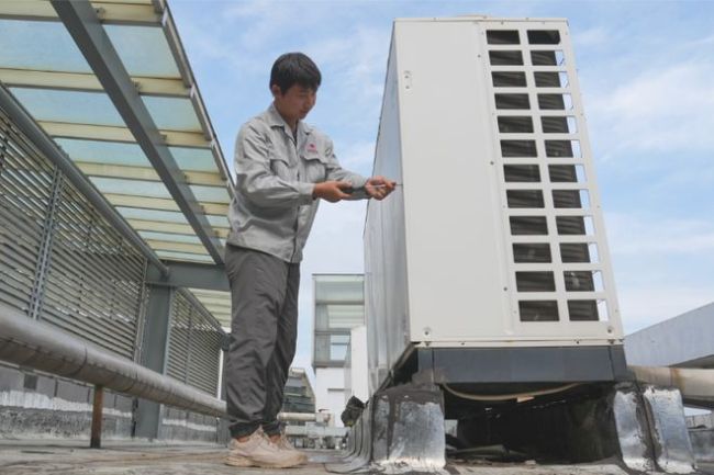 高温下的宿舍不能靠心静自然凉学生期盼空调成基本刚需(图1)