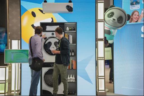 全球首次亮相！长虹熊猫主题家电在IFA展上惊艳外国友人(图4)