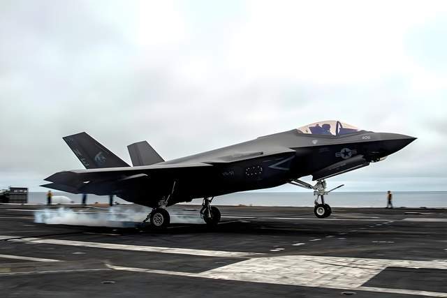 歼16很可能“骑脸痛扁”F-22谁说中国四代机狗斗不过它？(图2)