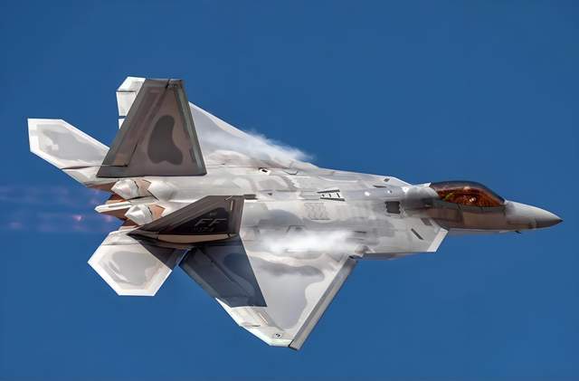 歼16很可能“骑脸痛扁”F-22谁说中国四代机狗斗不过它？(图4)