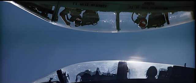 歼16很可能“骑脸痛扁”F-22谁说中国四代机狗斗不过它？(图1)