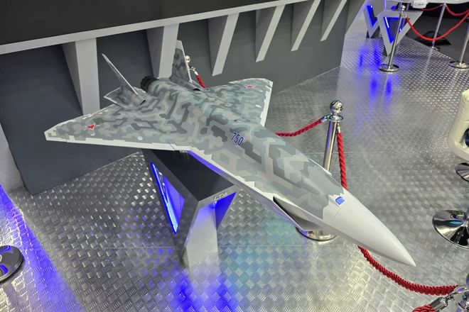 俄罗斯在2025年航展上展示无人Su-75隐形战斗机(图1)