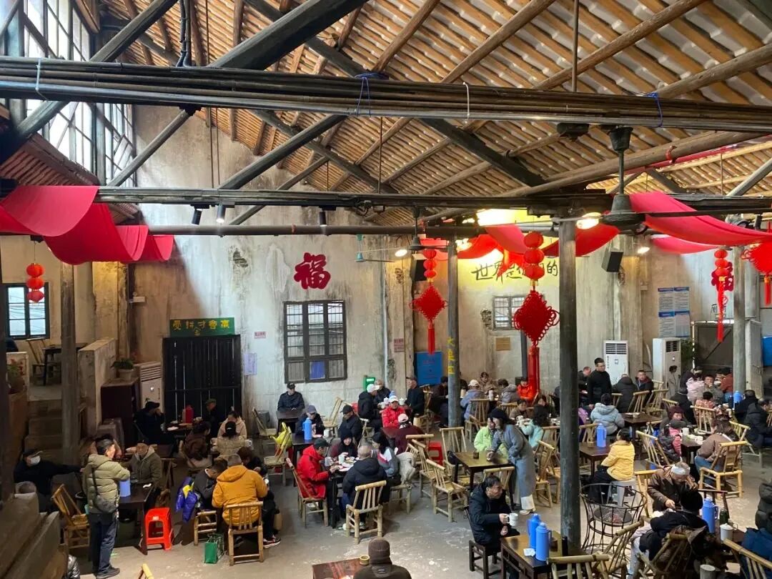 网红老茶馆挤满老年人(图1)